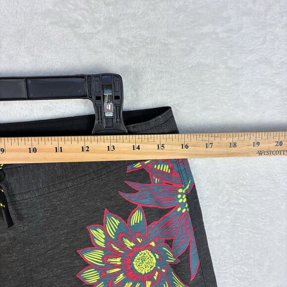 Roark Mens 30 Passage Aurora Flora Black Gray Hawaiian Surf Swim Board Shorts - Picture 9 of 10